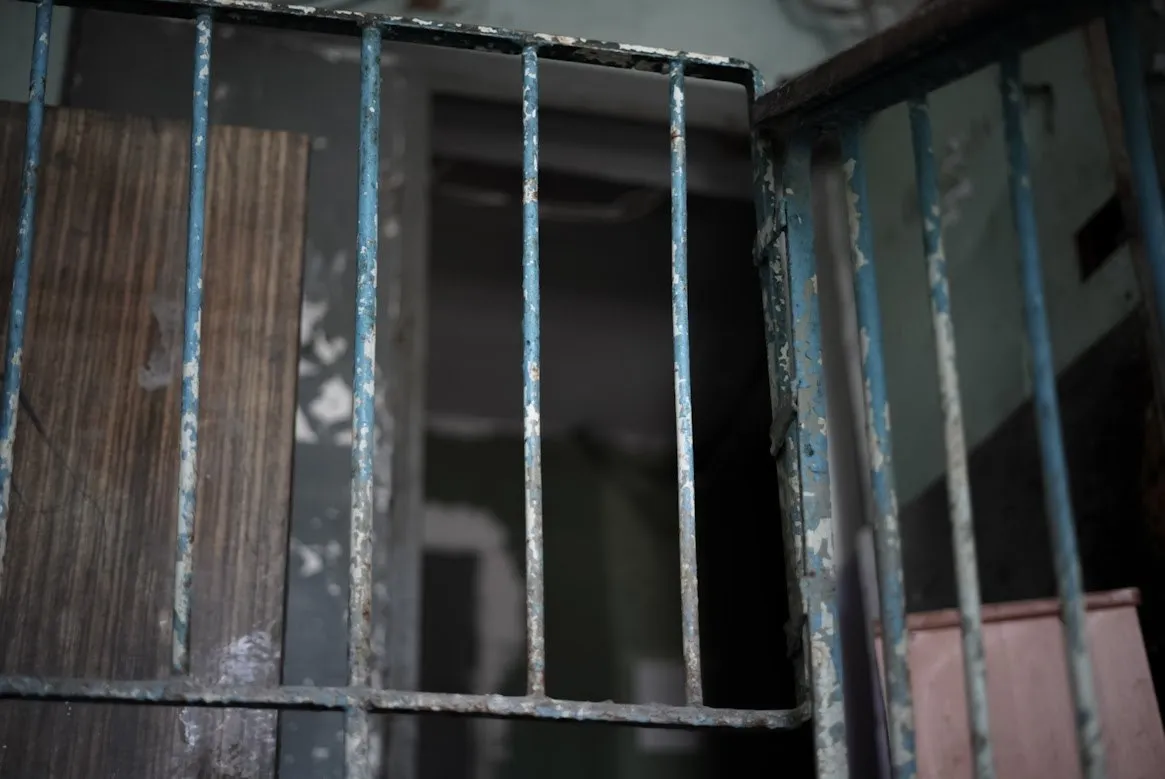 Жителя Екатеринбурга собирались убить за то что он хотел сменить управляющую компанию О завершении расследования дела о покушении на убийство сообщила пресс служба Следственного комитета Мужчину хотели убить представители управляющей компании В организации боялись что они потеряют доход от обслуживания дома из за инициативы жильца Ленинского района о смене УК Для убийства наняли несколько человек которые 31 июля 2025 года выманили мужчину в безлюдное место и избили Подумав что он умер исполнители убийства скрылись Подробнее по ссылке   tinyurl com 586fk9tj