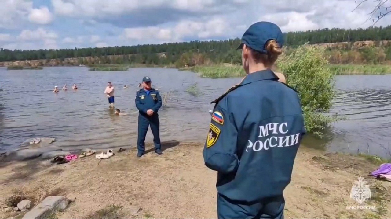 В Челябинске спасатели предупредили подростков об опасности купания в карьерах  Только за этот сезон в регионе на необорудованных для купания водоемах утонули 20 человек, среди них – двое детей. Впрочем, печальная статистика не мешает южноуральцам рисковать жизнями. Поэтому региональные спасатели проводят профилактические рейды и предупреждают об опасности отдыхающих.  Одна из главных точек притяжения для подростков летом – Изумрудный карьер. Несмотря на риски, дети прыгают в воду с десятиметровой высоты.   "Уважаемые родители, хотелось бы обратить ваше внимание на детскую безопасность. Пожалуйста, следите за своими детьми, объясняйте им правила безопасного поведения на воде. Объясняйте, где можно купаться, а где категорически запрещено. И обязательно следите за их передвижениями, даже когда вы находитесь на работе", – говорит государственный инспектор по маломерным судам инспекторского отделения ГУ МЧС России по Челябинской области Анастасия Щеглова.  Кроме того, каждому отдыхающему на Изумрудном карьере спасатели вручали памятку с правилами безопасности на воде.    Фото: скриншот с видео, ГУ МЧС по Челябинской области    Вести Южный Урал   Челябинск