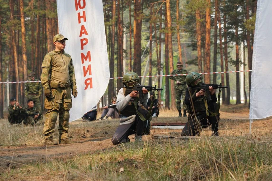Забайкальские школьники и студенты сразились в «Зарнице 2.0» В Чите завершился региональный этап масштабной военно-патриотической игры «Зарница 2.0». В состязании приняли участие около 400 школьников и студентов из Читы и районов Забайкальского края, объединенных в 40 команд. Ребята соревновались в знаниях военного дела, истории, проходили полосу препятствий, оказывали первую помощь и демонстрировали умение работать в команде. Каждая команда имела специалистов разных профилей: командиры, штурмовики, медики, операторы беспилотников, саперы, политруки и военкоры. Ольга Перова, руководитель департамента по делам молодежи Забайкальского края, подчеркнула важность «Зарницы» как игры, объединяющей поколения и воспитывающей патриотизм. Она напомнила, что многие участники «Зарницы» прошлых лет сейчас служат в зоне СВО, и пожелала нынешним участникам быть смелыми и стойкими. Победители регионального этапа: Младшая возрастная группа: 1. «Воин» Петровск-Забайкальский округ 2. «Мангуст 2» Кыринский округ 3. «Чикой 2» Красночикойский округ Средняя возрастная группа: 1. «Альфа-8» Могойтуйский округ 2. «Летучка» Забайкальский округ 3. «Юная смена» Оловяннинский округ Старшая возрастная группа: 1. «Отряд Бекетова» Нерчинский округ 2. «Кадеты» город Чита 3. «Кадеты НР» Петровск-Забайкальский округ Специальная возрастная группа студенты : 1. «Спецназ 24-25» Петровск-Забайкальский филиал Читинского политехнического колледжа 2. «75 регион» Читинский техникум отраслевых технологий и бизнеса 3. «Машина ярости» Читинский политехнический колледж По информации тг-канала Правительства Забайкалья/фото: Движение Первых