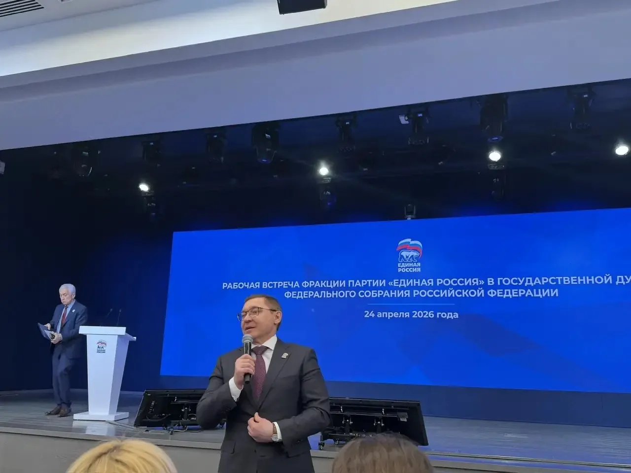Единая Россия обратилась к Президенту Владимиру Путину с инициативой реструктурировать бюджетные кредиты регионов в 2026 году Партия предлагает направить высвободившиеся средства порядка 100 миллиардов рублей на социальную поддержку жителей Об этом рассказал секретарь Генсовета ЕР Владимир Якушев на встрече с фракцией Единой России в Госдуме Единогласно поддержали это решение Возврат бюджетных кредитов волнует жителей регионов они обозначили проблему в ходе сбора предложений в новую Народную программу Единой России Для Удмуртии вопрос задолженности по бюджетным кредитам тоже стоит остро на это обратил внимание в своем выступлении мой коллега депутат Госдумы от Удмуртии Андрей Исаев Партия всегда выступает за обеспечение всех обязательств перед людьми поэтому обращается к Президенту с такой инициативой ЕдинаяРоссия НароднаяПрограмма Удмуртия ОлегГарин