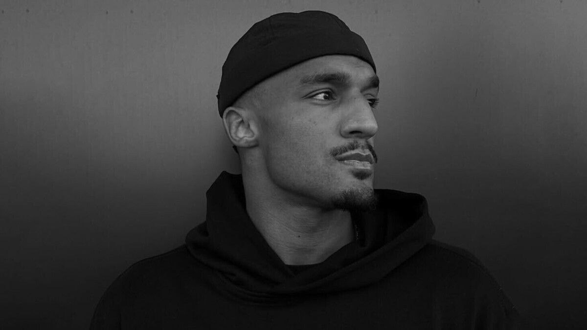 Бывший футболист юношеской сборной России и ЦСКА Лайонел Адамс погиб на 32 м году жизни в результате падения из окна многоэтажного дома в Звенигороде сообщает Матч ТВ со ссылкой на полицию В конце декабря футболиста ранили из пистолета и избили у одного из московских ресторанов Сообщалось что спортсмен был пьян За карьеру Адамс выступал за молодежную команду ЦСКА красноярский Енисей КАМАЗ Набережные Челны а также клубы из Казахстана Белоруссии Армении и Испании Стал обладателем Кубка Армении В 2025 году провел матч за киргизскую Алгу На момент гибели находился в статусе свободного агента Также на счету Адамса матч за сборную России до 18 лет Фото соцсети Лайонела Адамса