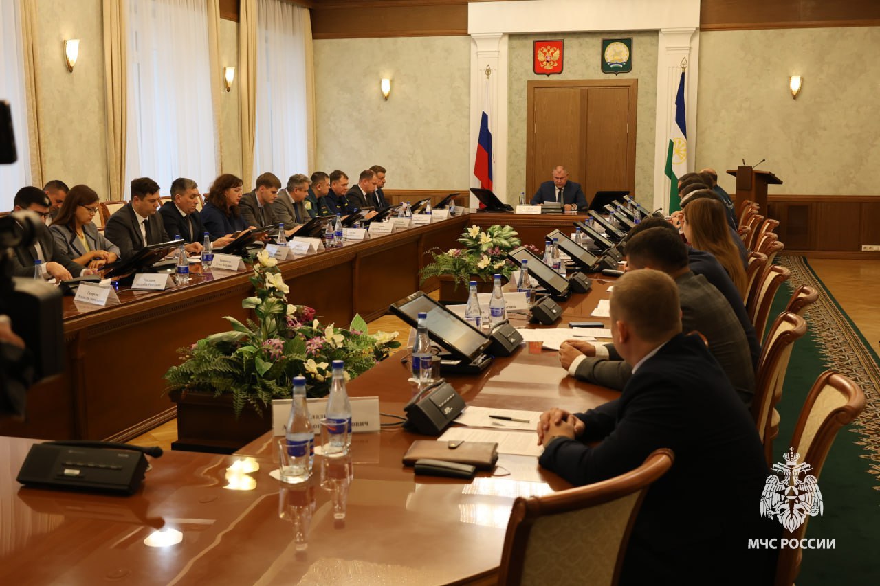 Заседание КЧС итоги купального сезона и подготовка к зиме Сегодня в правительстве Башкортостана под руководством заместителя Премьер министра Ирека Хайривариевича Сагитова прошло заседание Комиссии по ЧС На повестке дня три важных блока Итоги купального сезона 2025 Число погибших на воде удалось снизить более чем на 3 5 Благодаря профилактике и слаженной работе спасателей с начала года спасено 311 человек из них 52 ребенка Безопасность на льду С 1 ноября по 1 декабря стартует межведомственная операция Тонкий лёд Патрулирование водоёмов будет вестись ежедневно Подготовка к осенне зимнему периоду С приходом холодов риск пожаров возрастает С начала года в республике произошло уже более 6000 пожаров погибло 166 человек Главные причины неосторожность с огнём неисправные электроприборы и печи По итогам заседания разработан комплекс дополнительных мер для снижения числа пожаров и предотвращения гибели людей МЧС Башкортостан Подписывайся на МЧС России в Telegram MAX