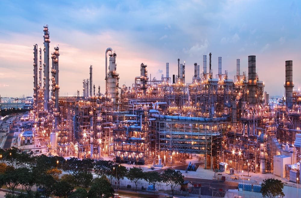 Exxon продолжает сокращать сотрудников На этот раз без работы останется ещё 15 от персонала в Сингапуре Но в абсолютных цифрах если сравнивать с общим масштабом сокращений это не особенно и много порядка 500 человек Причём скорее всего речь идёт исключительно о трейдерах и офисных клерках хотя в Сингапуре у компании есть и НПЗ Пока в Exxon планируют сократить около 2 тыс человек хотя ранее сообщалось что компания вместе с Chevron хочет серьёзно сократить затраты Обе компании уже урезали капитальные расходы на разведку и освоение новых месторождений примерно на 2 млрд а также начали программу увольнений которая потенциально затронет до 15 тысяч работников по всему миру Пока цены на нефть уверенно держатся ниже 70 за баррель нефтегазовые компании будут инвестировать в новые проекты с большой осторожностью и стараться экономить на всём включая персонал Нефтебаза