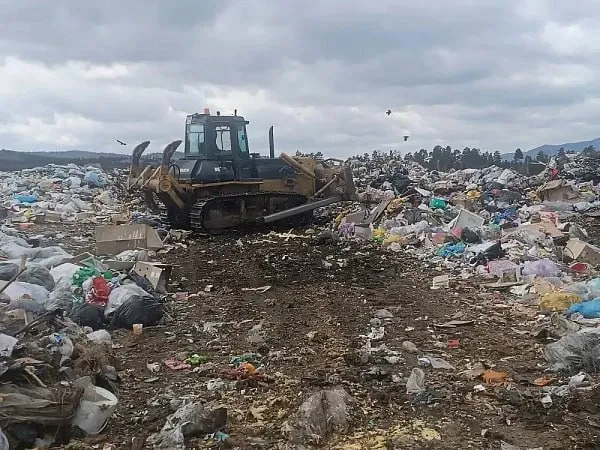В районе Бурятии мусор с площадок не вывозили из за переполненной свалки Фотографии переполненных баков у многоквартирных домов в Турунтаево появились в канале Прибайкалье инфо 24 7 Людям приходилось оставлять мешки у контейнеров класть их было просто некуда Фото Прибайкалье инфо 24 7