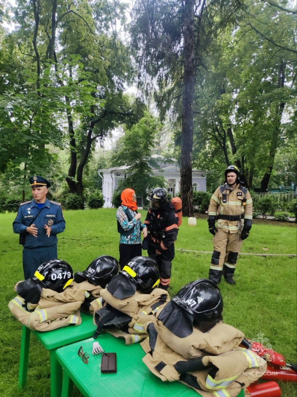 Сотрудники МЧС России провели инструктаж по безопасности для представителей Посольства Республики Индия и их семей  Целью мероприятия стало повышение уровня осведомленности о мерах пожарной безопасности и отработка алгоритмов действий в случае возникновения нештатных ситуаций.  В рамках теоретической части инструктажа были подробно рассмотрены вопросы:  предупреждения пожаров и их оперативное тушение;  организации эвакуации при возгорании.   Также для сотрудников посольства и членов их семей было организовано практическое занятие по применению первичных средств пожаротушения.   По завершении инструктажа сотрудники Посольства Республики Индия выразили благодарность за проведенное мероприятие, отметив его высокую практическую пользу.  «Данные занятия направлены на достижение главной цели – создание безопасной среды. Комплексный подход, сочетающий теорию и практику, позволяет нам быть уверенными, что в случае нештатной ситуации каждый сотрудник посольства будет знать, как действовать, чтобы защитить себя, своих близких и коллег», - подчеркнул старший инспектор отдела обеспечения межрегионального и международного сотрудничества Управления технического обеспечения ГУ МЧС России по г. Москве Владимир Дзундза.