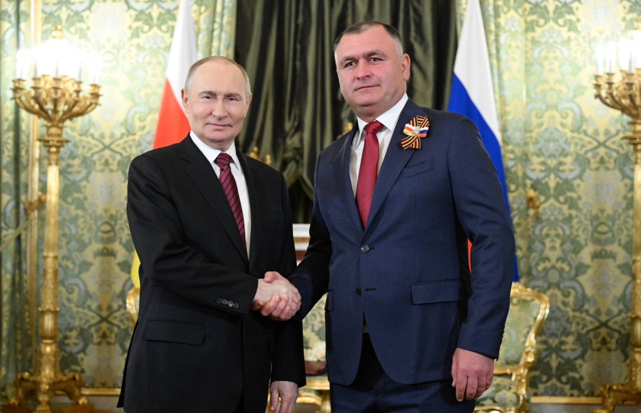 Состоялся телефонный разговор Алана Гаглоева и Владимира Путина Президент Южной Осетии Алан Гаглоев провёл телефонный разговор с президентом России Владимиром Путиным. В ходе беседы Гаглоев поздравил Путина с Днём России, подчеркнув, что в Южной Осетии этот праздник является государственным, и поблагодарил за постоянную поддержку народа республики. Также президент Гаглоев отметил, что: «Южная Осетия всегда рядом с Россией». В ответ Владимир Путин выразил благодарность за поздравления и отметил, что День России — это общий праздник для обеих стран. Он также поздравил президента Гаглоева и весь народ Южной Осетии с этим знаменательным событием.