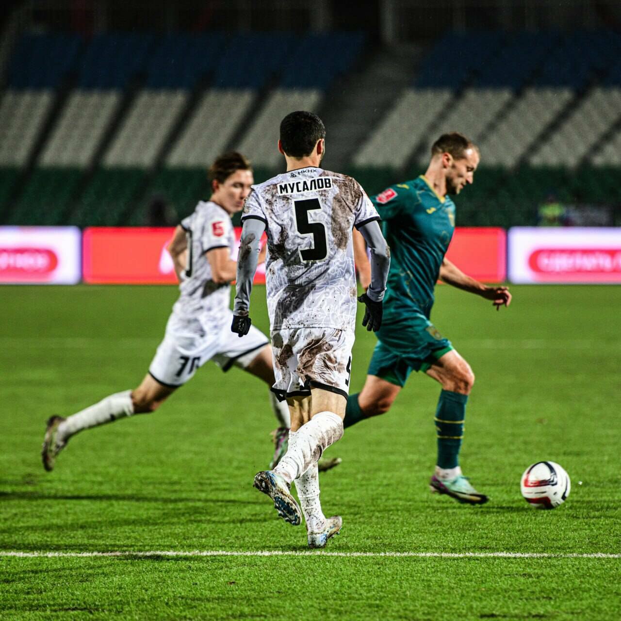 Нефтехимик по пенальти обыграл Уфу и вышел в следующий раунд Кубка России В матче шестого раунда Пути регионов Кубка России Нефтехимик одолел в серии пенальти Уфу В основное время матча команды сыграли вничью 1 1 Футболист Уфы Мигран Агеян открыл счет в матче а полузащитник нижнекамцев Данила Сухомлинов сравнял на 80 минуте Читать полностью