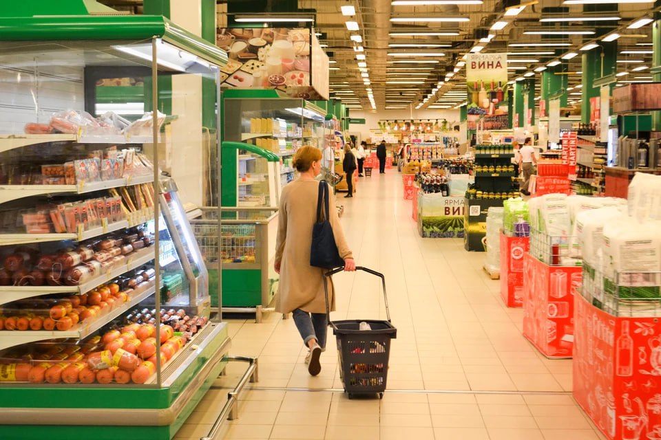 На 4% подорожал минимальный продуктовый набор на Ставрополье в мае Его цена – 8239 рублей. Как сообщили аналитики Северо-Кавказстата, по сравнению с декабрем прошлого года этот показатель вырос на 14,32%. В такой корзине учитывается стоимость самых необходимых товаров 33 позиции . В целом по России стоимость набора продуктов питания в мае составила 8043 рубля +2,98% , а в СКФО – 7555 рублей +2,96% . Подорожал и фиксированный набор потребительских товаров. На Ставрополье его цена в расчете на месяц на одного человека составляет 24 737 рублей +0,98% , в СКФО – 22 682 рубля +0,93% , а по стране в целом – 25 047 рублей +0,76% .
