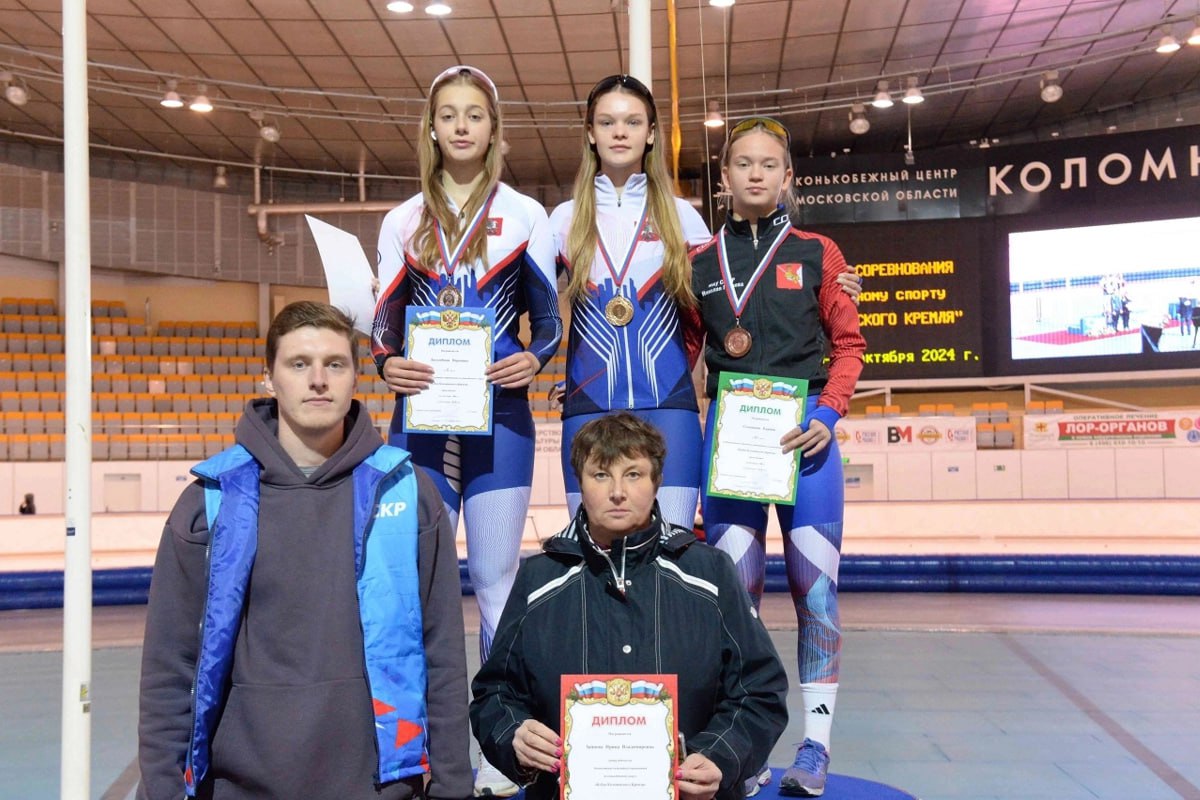 Вологжане стали призерами «Кубка Коломенского кремля»   Вологжанин Роман Игнашев стал серебряным призером Всероссийских соревнований по конькобежному спорту «Кубок Коломенского кремля» среди юношей 16-17 лет. Молодой человек взял медаль на дистанции в 500 метров с результатом 38,62.    Еще одна вологодская спортсменка Карина Соловьева выиграла бронзу на дистанции в 500 метров среди девушек 16-17 лет, ее результат – 43,30.