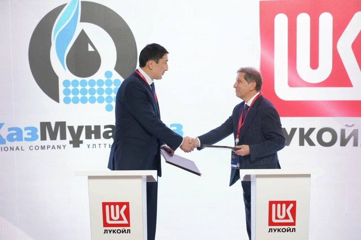 Казмунайгаз и Лукойл оценивают влияние санкций на совместные проекты В настоящий момент участники совместных проектов проводят комплексную оценку потенциального влияния внешних факторов включая санкционные ограничения Оценка осуществляется с учетом правовых финансовых и технических аспектов отметили в пресс службе В компании уточнили что проекты продолжаются в соответствии с законодательством Казахстана и договорными обязательствами Во всех соглашениях предусмотрена санкционная оговорка определяющая порядок действий в случае введения ограничительных мер Условия данных положений являются конфиденциальными vesti az