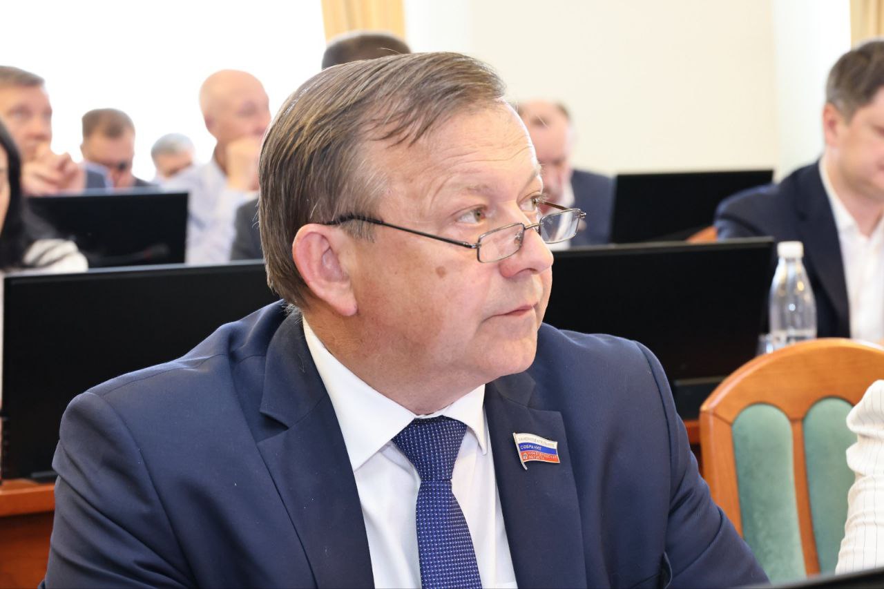 Нижегородская область делает ставку на ответственных предпринимателей! Депутаты ЗСНО приняли в первом чтении законопроект о поддержке социально ответственного бизнеса. Теперь предприниматели, которые: Соблюдают экологические стандарты Создают соцгарантии для сотрудников Реализуют благотворительные и образовательные проекты Инвестируют в развитие региона – смогут войти в реестр и получат налоговые льготы, субсидии и приоритетную поддержку. «Важно помогать бизнесу, который не только зарабатывает, но и меняет жизнь к лучшему», – подчеркнул председатель ЗСНО Евгений Люлин.