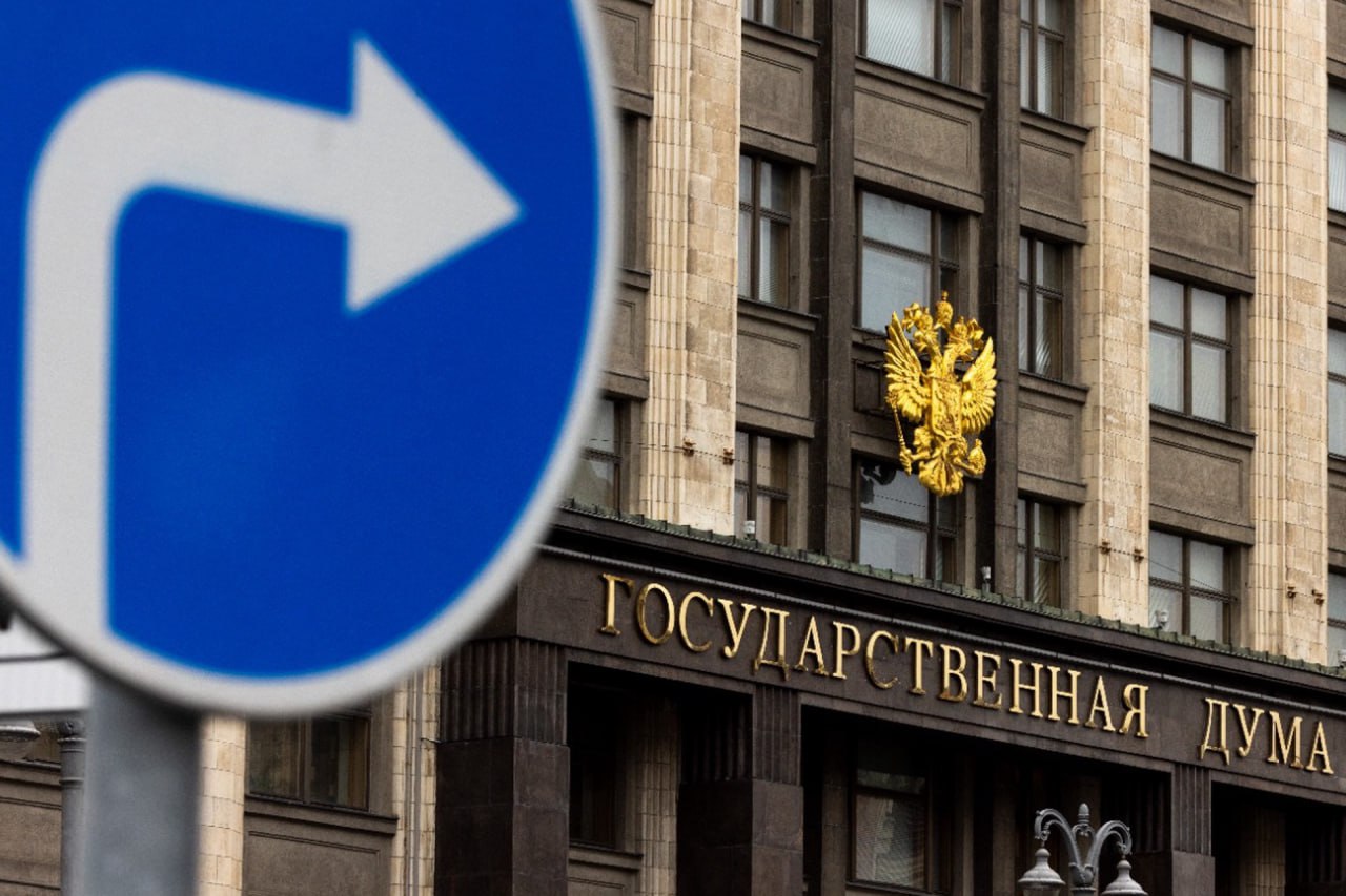 В Госдуме задумались о «весомых сроках» за продажу алкоголя детям после трагедии в Байкальске Депутат ГД Екатерина Харченко в беседе с «Абзацем» заявила, что продажа спиртного несовершеннолетним должна караться не мизерными штрафами, а тюремным заключением. «Мы уже работаем над изменением законодательства, чтобы те продавцы, которые торгуют смертью для несовершеннолетних, в первую очередь я имею в виду алкоголь, не отделывались штрафами, а были уголовно преследуемы. Они должны понимать, что, нарушая закон, не смогут отделаться, просто заплатив. Трагедия, которая случилась в Иркутске, к сожалению, не первая. Алкоголь разрушает психику, он ведет к большому количеству смертей, которых можно было бы легко избежать. Совместно с правительством мы уже ведем эту работу, и я уверена, что в ближайшее время создадим законодательный фундамент, чтобы было недопустимо продавать алкоголь подросткам», – сказала Харченко. Читайте статью до конца. Подпишитесь на «Абзац» Добавьте «Абзац» в ленту «Дзена»