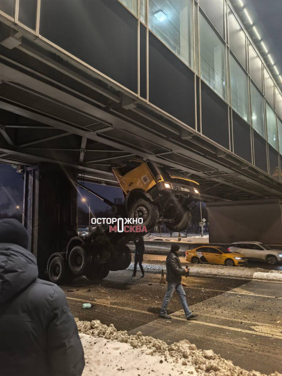 Самосвал немного недооценил свои габариты и застрял под мостом у метро Технопарк К счастью никто не пострадал Сейчас движение в районе ДТП затруднено часть машин вынуждена объезжать самосвал На месте работают сотрудники ГАИ и полиции Подписаться на Москва 24 Наши каналы Новости в MAX