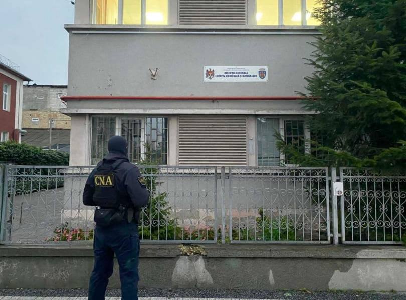 Главу жилищного управления мэрии Кишинева подозревают в коррупции По делу о систематическом вымогательстве взяток при муниципальных тендерах задержаны семь человек в том числе глава управления жилищно коммунального хозяйства мэрии Кишинева