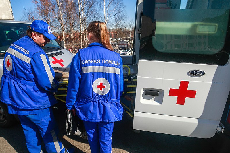 В Новокузнецке 28 летний мужчина устроил скандал после приезда бригады скорой помощи к его спутнице Будучи в состоянии алкогольного опьянения он начал ругаться нецензурно провоцировать медиков а затем бросил камень в карету повредив кузов Медики нажали тревожную кнопку сигнал поступил в Росгвардию Экипаж прибыл за минуты и задержал агрессора Теперь нарушителю грозит ответственность за воспрепятствование медработникам и умышленное повреждение имущества Инцидент Кемерово