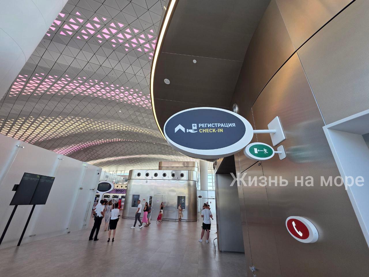 В аэропорту Геленджика встретили первый с 2022 года гражданский самолёт — рейс «Аэрофлота» из Москвы   В летнем расписании туда планируют выполнять рейсы:    «Аэрофлот» — из Москвы  SVO  до трех рейсов в день   S7 — из Москвы  DME  и Новосибирска   «Уральские Авиалинии» — из Москвы  DME    Smartavia — из Петербурга  В расписании аэропорта Геленджика также появились рейсы Utair из Москвы  VKO , Тюмени и Сургута, но в системе бронирования авиакомпании билетов пока нет.  Местный тг-канал   показал кадры из нового терминала аэропорта Геленджика.