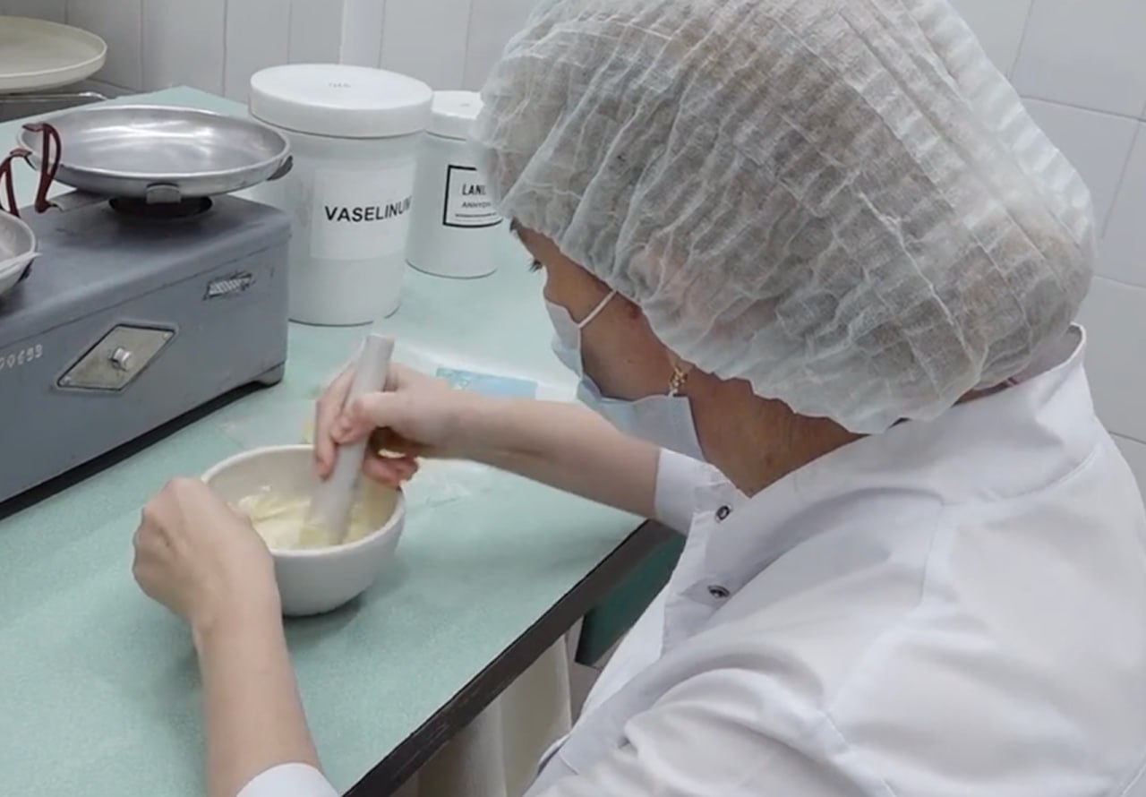 Многие лекарства выбрасываются из за того что курс лечения заканчивается а таблетки в упаковке остались Депутат госдумы Айрат Фаррахов озаботился этой проблемой и предложил продавать препараты рассыпухой в индивидуально подсчитанных для каждого пациента количествах часто бывает когда у нас заболела голова и нужно купить одну две таблетки Зачем из за этого покупать десять таблеток задается вопросом парламентарий Фармацевт одной из ульяновских аптек Гульназ Давлетшина назвала эту идею бесперспективной Лекарства должны отпускаться с инструкцией по их применению в надлежащей упаковке Это принятые стандарты То есть даже одна таблетка должна иметь инструкцию и быть надлежаще упакована чтобы защищать лекарство от внешнего воздействия и это сильно отразится на стоимости препарата А производственная аптека где составляют порошки и смешивают микстуры самостоятельно в Ульяновске только одна в госпитале ветеранов Подписывайтесь 73online Присылайте новости