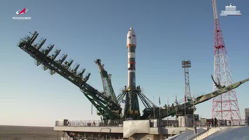 Запуск ракеты с символикой ВЭФ 2025 с космодрома Байконур