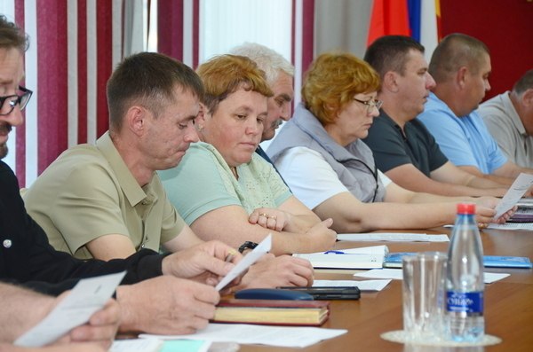 Сегодня состоялось 34-е заседание Камышинской районной Думы VII созыва В ходе него перед депутатами выступила председатель комитета финансов Любовь Федоровская с докладом об исполнении бюджета Камышинского района за 2024 год. Начиная свой доклад, председатель комитета финансов отметила, что бюджетная политика отчётного года, как и предыдущие, была направлена на обеспечение финансовой устойчивости и сбалансированности бюджета, а также принятие действенных мер, направленных на укрепление доходной части и экономию бюджетных средств. Так, бюджет Камышинского района за 2024 год по доходам исполнен в сумме 1 092 649 220 рублей, а по расходам в сумме 1 096 682 006 рублей. Таким образом, дефицит бюджета по итогам года составил 4 032 786 рублей. Подробно – в материале Александра Германова