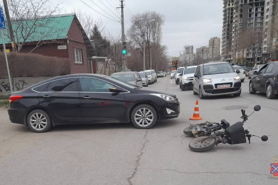 В Волгограде под колеса иномарки угодил велосипедист  Авария произошла в Центральном районе города.  В Центральном районе Волгограда 18 апреля утром во время ДТП пострадал мужчина, управлявший электровелосипедом.  В ГУ МВД по Волгоградской области уточнили, что дорожный инцидент произошел в 09-50 напротив дома № 5, расположенного на проспекте Ленина.  ​- Электровелосипед столкнулся с автомобилем «Ниссан Альмера», - уточнили специалисты главка.  Велосипедиста с места аварии на скорой госпитализировали.