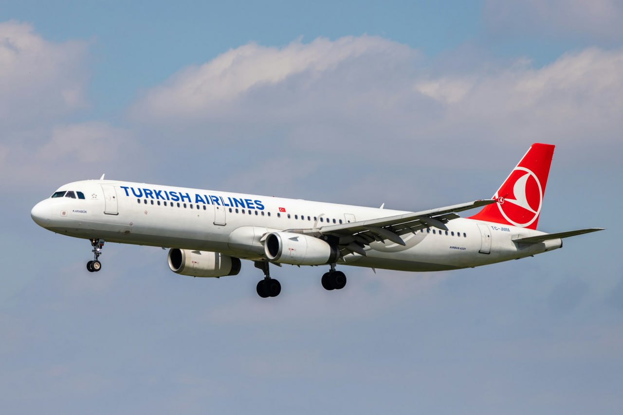 Две турецкие авиакомпании — нацперевозчик Turkish Airlines и лоукостер AJet — разрешили бесплатно сдавать авиабилеты. Правда, есть ограничения. Это время после покупки и до вылета. Билеты должны быть куплены на сайтах авиакомпаний или через приложения. В случае приобретения через агрегаторы — деньги вернут, но не полностью.  Подробности — в материале Profi.Travel.    #авиакомпании #turkishairlines #ajet #авиабилеты #возврат
