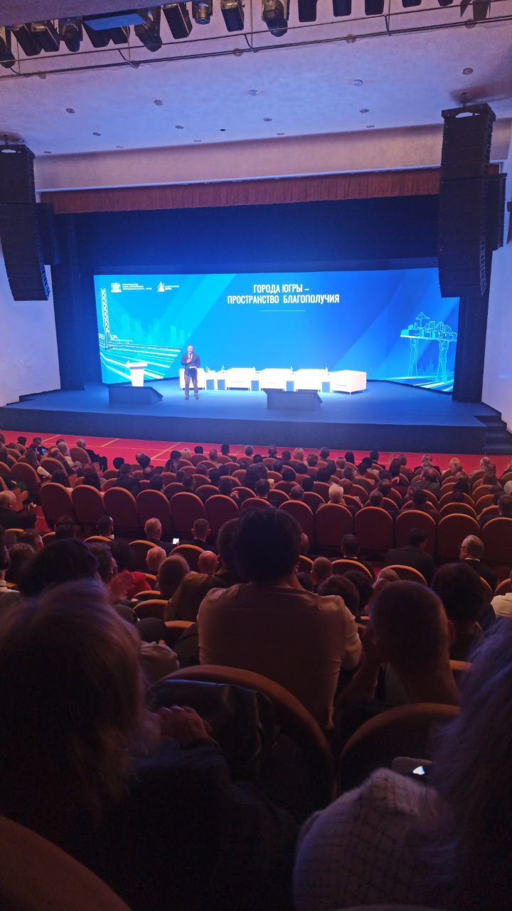 Впечатлён Сургутом и его строительным потенциалом Игнат Бушухин журналист РБК. Сегодня он модератор пленарного заседания Города Югры - пространство благополучия. Участники встречи обсудят будущее Югры.