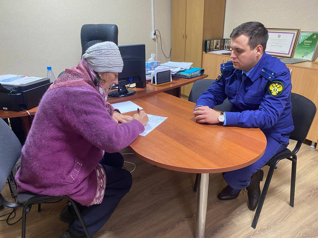 Прокуратурой Абинского района проведен выездной прием граждан в отдаленном населенном пункте Работниками прокуратуры района проведен личный прием граждан на территории Варнавинского сельского поселения Абинского района В рамках осуществления личного приема работниками прокуратуры даны разъяснения действующего законодательства в сфере земельного жилищно коммунального и иного законодательства Всем обратившимся даны исчерпывающие консультации часть обращений разрешены на месте По остальным вопросам прокуратурой района организованы проверочные мероприятия о результатах которых заявители будут проинформированы
