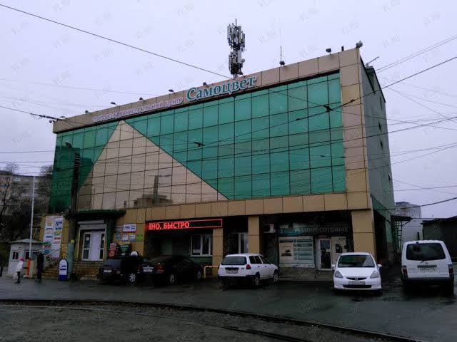 Суд обязал снести ТЦ «Самоцвет» во Владивостоке Арбитражный суд Приморского края признал ТЦ «Самоцвет» самовольной постройкой и обязал ООО «СЗ «Парковые высоты» снести здание за свой счёт в течение трёх месяцев после вступления решения в силу. Объект расположен на улице Адмирала Юмашева, 2в, в районе трамвайного кольца. / Реклама