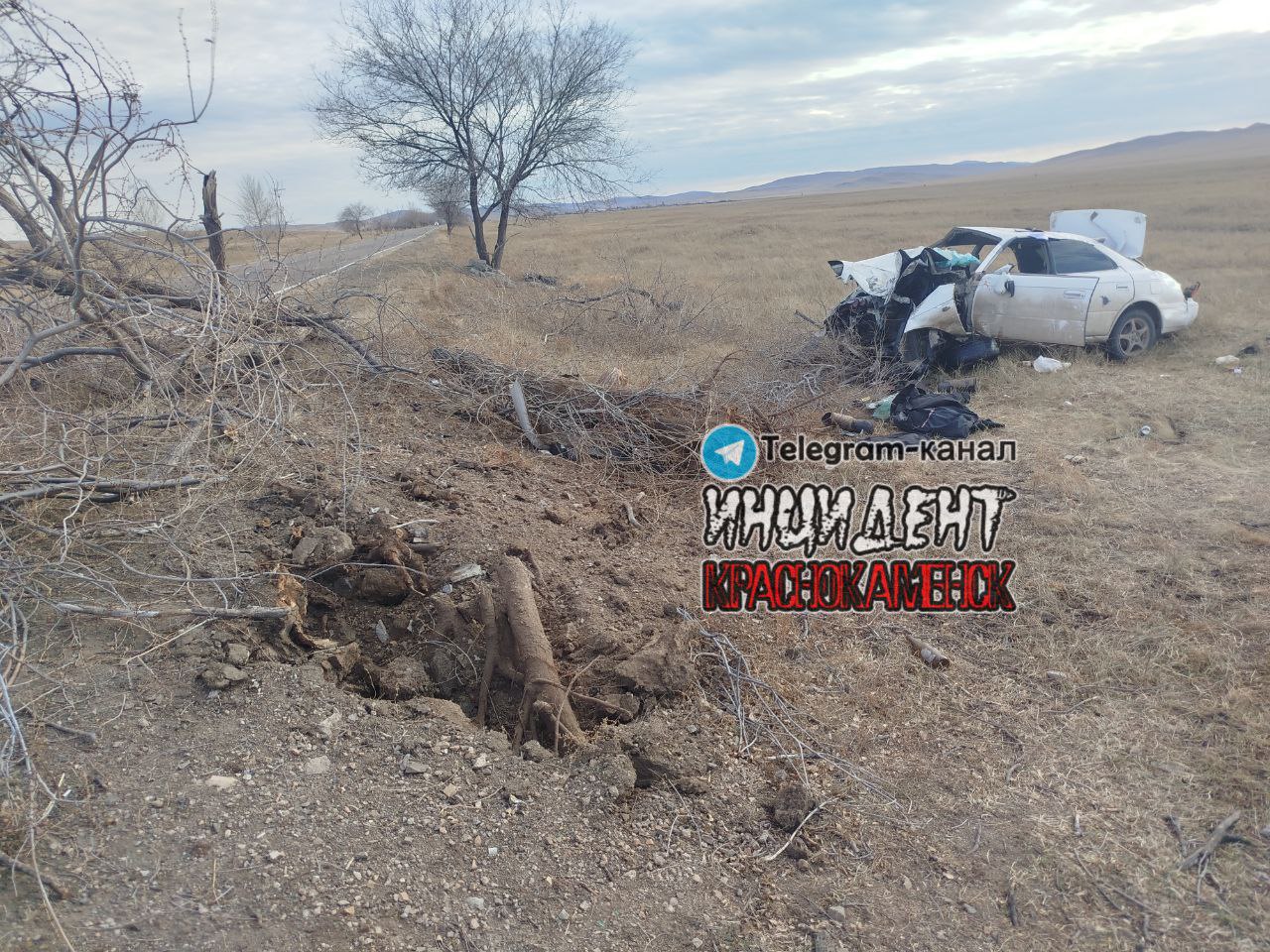 Под Краснокаменском машина снесла дерево водитель погиб Водитель автомобиля Toyota Vista не справился с управлением превысив допустимую скорость Машина съехала с проезжей части и опрокинулась От удара с корнем было вырвано дерево В результате аварии 33 летний водитель погиб на месте Трое пассажиров получили травмы различной степени тяжести и были доставлены в Краснокаменскую краевую клиническую больницу zabnews ru l 65402 Подписаться в MAX