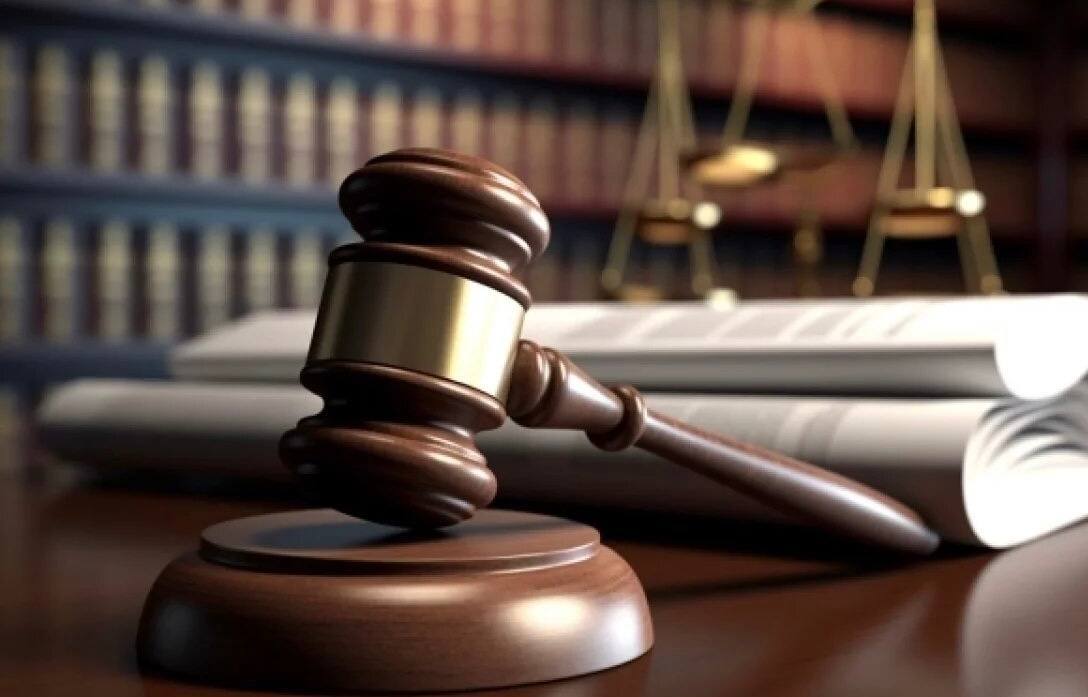 В Николаевске на Амуре по иску прокуратуры на профильное министерство возложена обязанность компенсировать местной жительнице денежные средства затраченные на проезд к месту лечения и обратно Николаевской на Амуре городской прокуратурой проверено соблюдение законодательства в сфере здравоохранения Проверкой установлено что в 2025 году в связи с отсутствием специалистов в Николаевске на Амуре а также необходимого оборудования в Хабаровске местная жительница страдающая онкологией была направлена на лечение в краевой центр а затем в Приморский край Билеты на проезд женщина приобретала самостоятельно их стоимость составила почти 35 тыс рублей По возвращении женщина представила в учреждение здравоохранения документы необходимые для компенсации затраченных денежных средств однако выплата ей не была произведена  В целях восстановления нарушенных прав местной жительницы прокуратура обратилась в суд с иском о взыскании с регионального министерства здравоохранения расходов затраченных на оплату проезда к месту лечения и обратно  Суд требования надзорного ведомства удовлетворил Исполнение судебного акта контролируется прокуратурой Прокуратура Хабаровского края