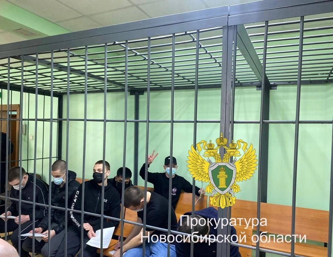 Восьмерых новосибирцев начали судить за похищение парня. Дело было в июле прошлого года: обвиняемые напали на 20-летнего сибиряка, избили и угрожая оружием, вывезли в безлюдное место в Первомайском районе, где требовали от него крупную сумму денег. В тот же день потерпевший передал обвиняемым часть денег, которые ему привезла сожительница. После того, как его отпустили, он написал заявление в полицию. Сейчас подсудимых обвиняют в похищении человека по предварительному сговору с применением оружия и мошенничестве. Свою вину они не признали. Фото: Прокуратура Новосибирской области / Telegram