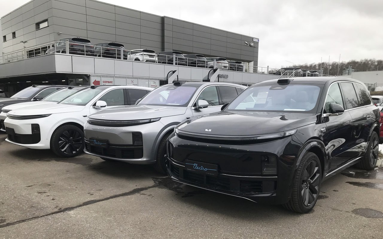 Li Auto выходит на российский рынок — цены и сроки поставок Один из дилеров Li Auto раскрыл изданию «Китайские автомобили» цены на кроссоверы для России. Самая доступная модель L6 — обойдётся минимум в 5,59 млн рублей, L7 от 6,39 млн рублей, а топовая модель L9 Ultra от 8,59 млн рублей. Первые машины поступят к дилерам уже в конце мая. Пока это параллельные поставки, но с гарантией от продавца. К 1 октября планируется получить ОТТС и запустить официальные продажи. Сейчас в Беларуси на складе уже находятся около 3 тысяч автомобилей.