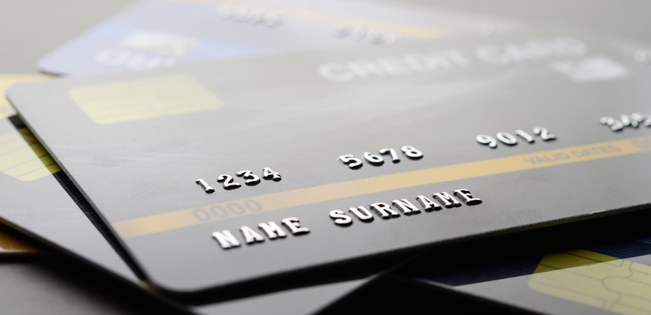 Власти РФ определились сколько банковских карт разрешат иметь гражданам В Госдуме продолжается работа над законопроектом об ограничении количества банковских карт на одного человека Глава комитета по финансовому рынку Анатолий Аксаков сообщил что в ходе обсуждений решили остановиться на лимите в 20 карт Идея ограничения была первоначально предложена главой Центробанка Эльвирой Набиуллиной в марте для борьбы с дропперами которые используют веерный выпуск карт для мошенничества Позже в августе рассматривалась более жёсткая норма не более 10 карт которую поддержал ЦБ но сейчас дискуссия вернулась к варианту с 20 картами Банкиры считают подобное ограничение нецелесообразным Законопроект пока находится в стадии обсуждения его принятие возможно до конца года iguides