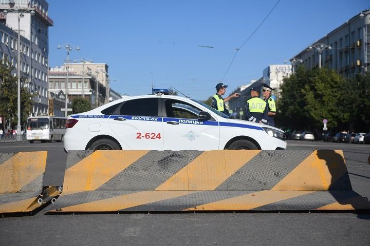 Проспект Ленина временно перекроют 27 апреля Администрация Якутска сообщает, что 27 апреля с 13:00 до 15:00 движение по проспекту Ленина будет полностью перекрыто. Ограничение связано с проведением праздничного шествия молодежных организаций в честь Дня Республики Саха. Жителей и гостей столицы просят заранее планировать маршруты, учитывать временные изменения и с пониманием отнестись ко временным неудобствам. Схема перекрытия Фото: Ольга Юшкова