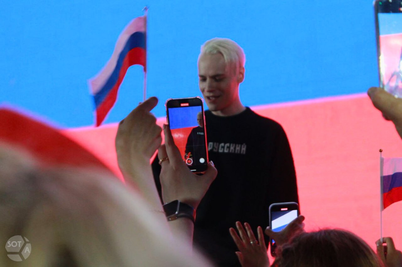 Shaman третий год подряд возглавил рейтинг лучших исполнителей России ВЦИОМ 28 респондентов назвали Ярослава Дронова лучшим певцом российской эстрады этого года 16 опрошенных отдали свой голос Олегу Газманову 11 Сергею Лазареву Первое место в рейтинге лучших певиц России четвертый год подряд занимает Полина Гагарина На втором и третьем месте певица Валерия и Лариса Долина соответственно Во ВЦИОМ сообщили что музыкальные предпочтения россиян обусловлены текущими общественными настроениями Согласно полученным данным сохраняется сильный общественный запрос на патриотическую музыку заявили в госкомпании При этом год назад за Shaman а проголосовало 38 за Газманова 19 А вот рейтинги Сергея Лазарева и Димы Билана в 2025 году выросли больше чем в два раза Фото SOTAvision