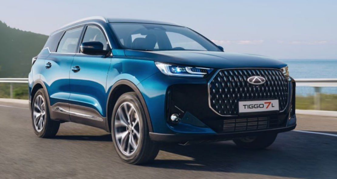 Chery начал продавать в России Tiggo 7L в модификации с полным приводом. Трансмиссия AWD сочетается с бензиновым мотором 1.6 150 л.с. и 7-ступенчатой роботизированной КП. Стоит новинка от 2 880 000 рублей.