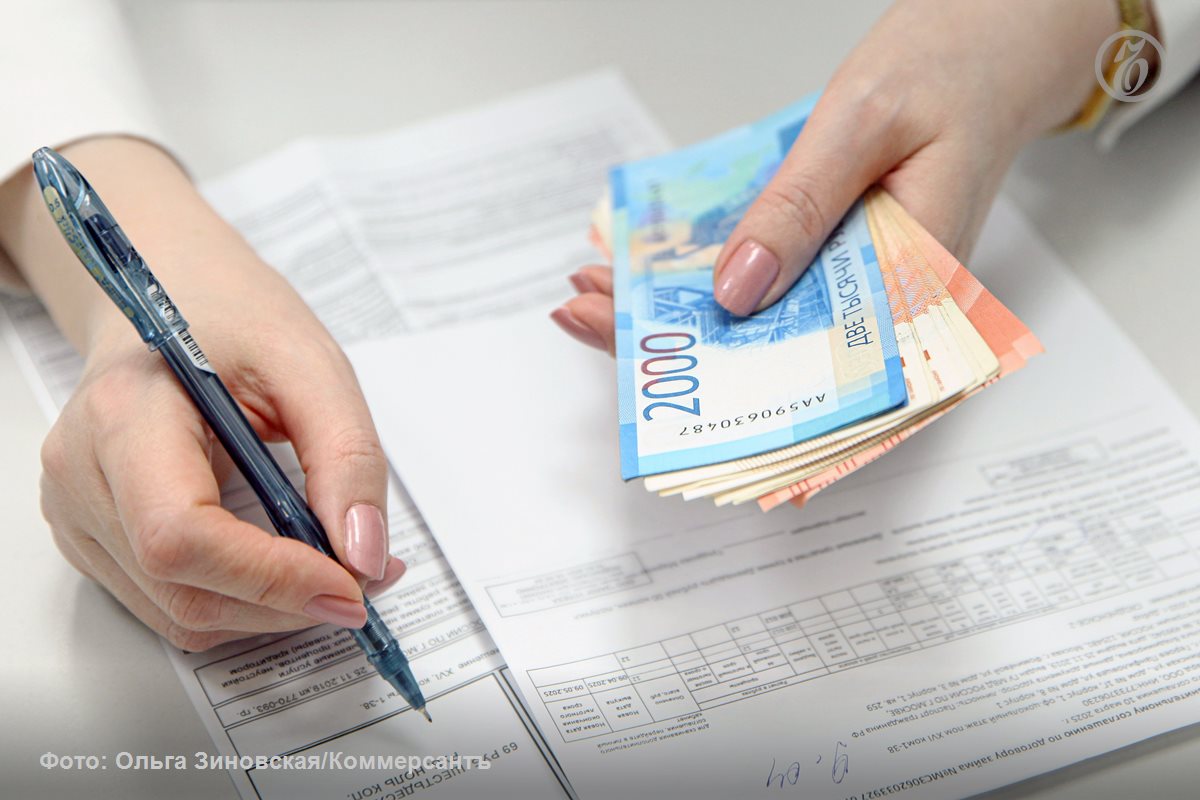 В третьем квартале большинство микрофинансовых компаний МФК показало резкий рост чистой прибыли Результат оказался лучшим за три года и в четыре раза превысил показатель третьего квартала 2024 года Обеспечило его в первую очередь ужесточение риск менеджмента что во многом спровоцировали меры ЦБ Компании смогли значимо снизить отчисление в резервы что перекрыло недополученные доходы от сокращения клиентской базы Ъ проанализировал отчетность 32 микрофинансовых компаний Совокупная чистая прибыль отчитавшихся МФК за девять месяцев составила 18 7 млрд руб против 12 5 млрд руб за аналогичный период прошлого года Ъузнал