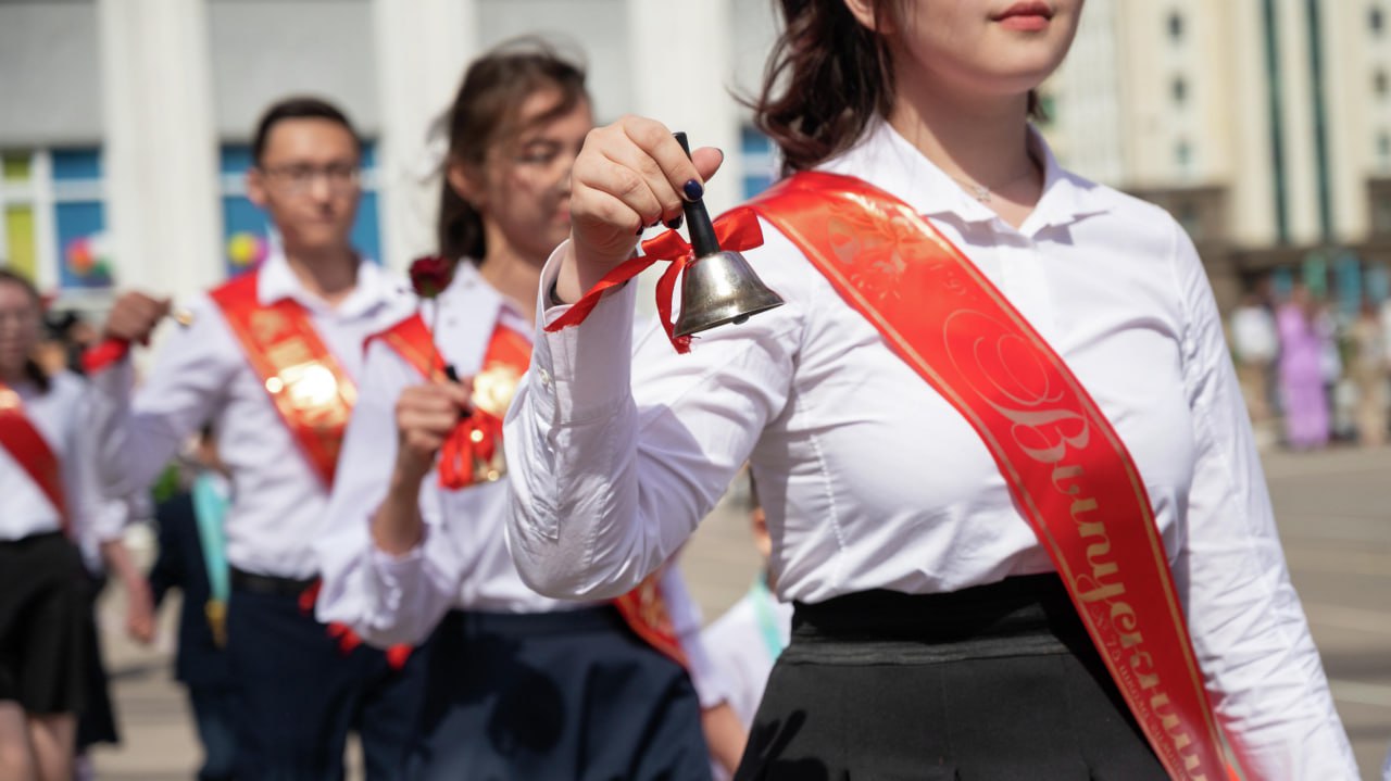 Последний звонок перенесли в Казахстане - Минпросвещения "Поскольку в этом году официальная дата завершения учебного года приходится на воскресенье, торжественные мероприятия для выпускников 11-х классов пройдут 23 или 24 мая — по решению администрации школ", - сообщили в министерстве. Около 3,9 млн казахстанских школьников завершат 2024-2025 учебный год, из них более 217 тысяч — выпускники 11-х классов.