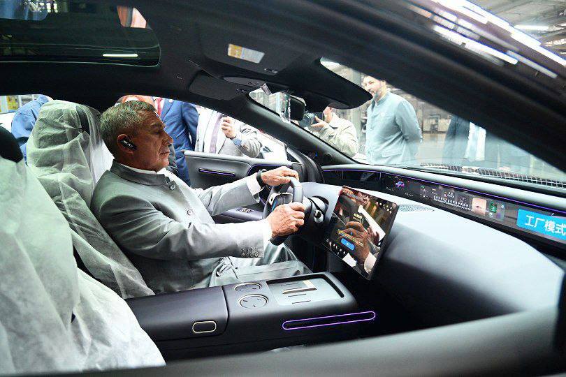 Рустам Минниханов посетил цифровой интеллектуальный автозавод компании Changan. Он входит в число 20 крупнейших производителей государства, штаб-квартира располагается в Чунцине. Мировые продажи Changan Automobile в 2024 году составили 2 683 000 автомобилей. В 2024 году CHANGAN в партнерстве с Huawei и China Unicom открыл крупнейший в своей истории цифровой интеллектуальный завод. Его площадь составляет 770 тысяч кв.м. На заводе установлены новейшие технологии, включая более 800 интеллектуальных устройств, 1400 роботов, 650 автономных транспортных средств и более 200 автоматизированных рабочих станций. Проектная мощность завода составляет 280 тысяч автомобилей в год. Changan Automobile Group планирует потратить порядка 7 миллиардов долларов на разработку и создание летающих автомобилей и человекоподобных роботов.
