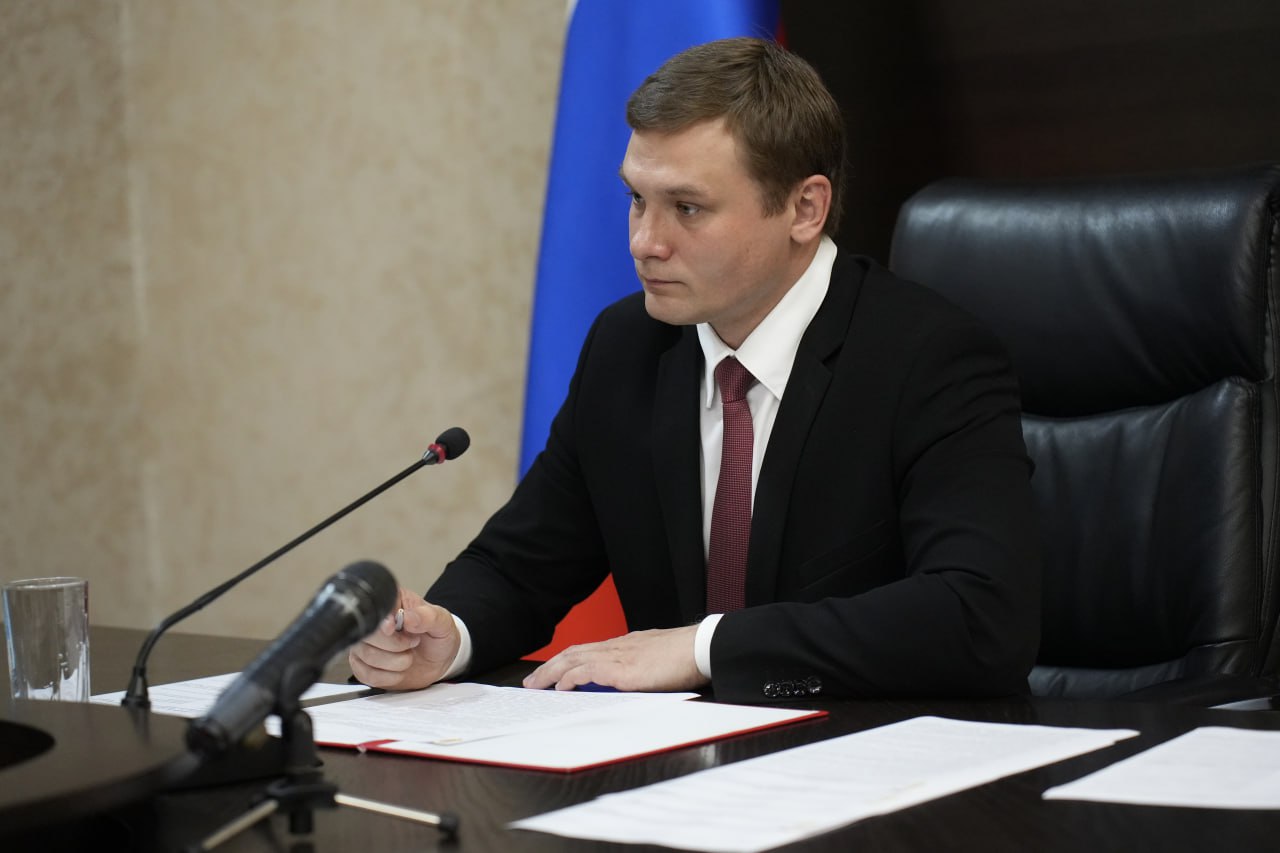 Провел заседание совета по сохранению и развитию хакасского языка и культуры   В современных условиях сохранение национальной идентичности народов является залогом общегражданского единства. Хакасский язык – это важнейший элемент культурного наследия, отражающий многовековую историю и традиции хакасского народа. В эпоху современных технологий адаптация языка в цифровое пространство становится приоритетной задачей.   На заседании рассмотрели промежуточные итоги работы по созданию аудиовизуального фонда хакасского языка, а также онлайн-переводчика для общенационального интернет-портала. К концу года переводчик уже планируют запустить, собрав на нем на старте порядка 100 тысяч фраз на хакасском языке. Для того чтобы провести эту работу максимально эффективно мы объединили усилия власти, научного сообщества и общественников.     #ВалентинКоновалов #ГлаваРХ #Хакасия