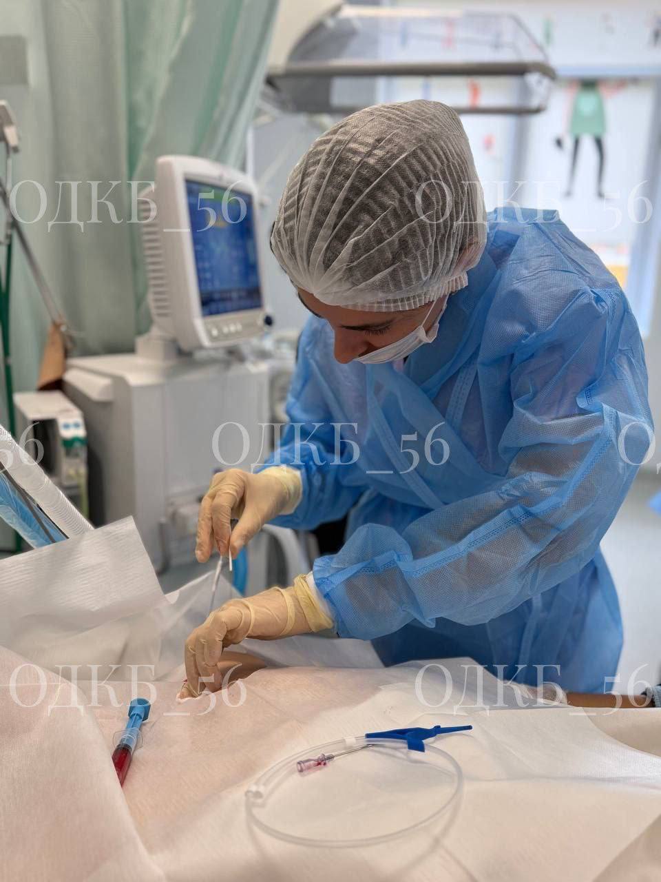 В Оренбурге ребенку ампутировали ногу после падения с велосипеда Подросток ударился бедром об руль получил ранение бедренной артерии началось обширное кровотечение Чтобы спасти жизнь врачам пришлось принять тяжелое решение ампутировать ногу После операции пошло осложнение начались интоксикация и воспалительный процесс которые привели к острой почечной недостаточности Спустя длительный период наблюдения и терапии функция почек мальчика начала восстанавливаться Сейчас его состояние стабильно он готовится к реабилитации и адаптации orengorodovoy теперь и в МАХ