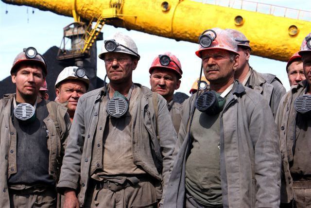 В России продолжает загибаться угольная отрасль. Склады забиты углем — там скопилось почти 50 млн тонн. На Кузбассе начинают закрываться шахты. А шахтёры – народ суровый и умеют очень остро проявлять недовольство. Интересно, как власть будет утилизировать их эмоции? Riddle