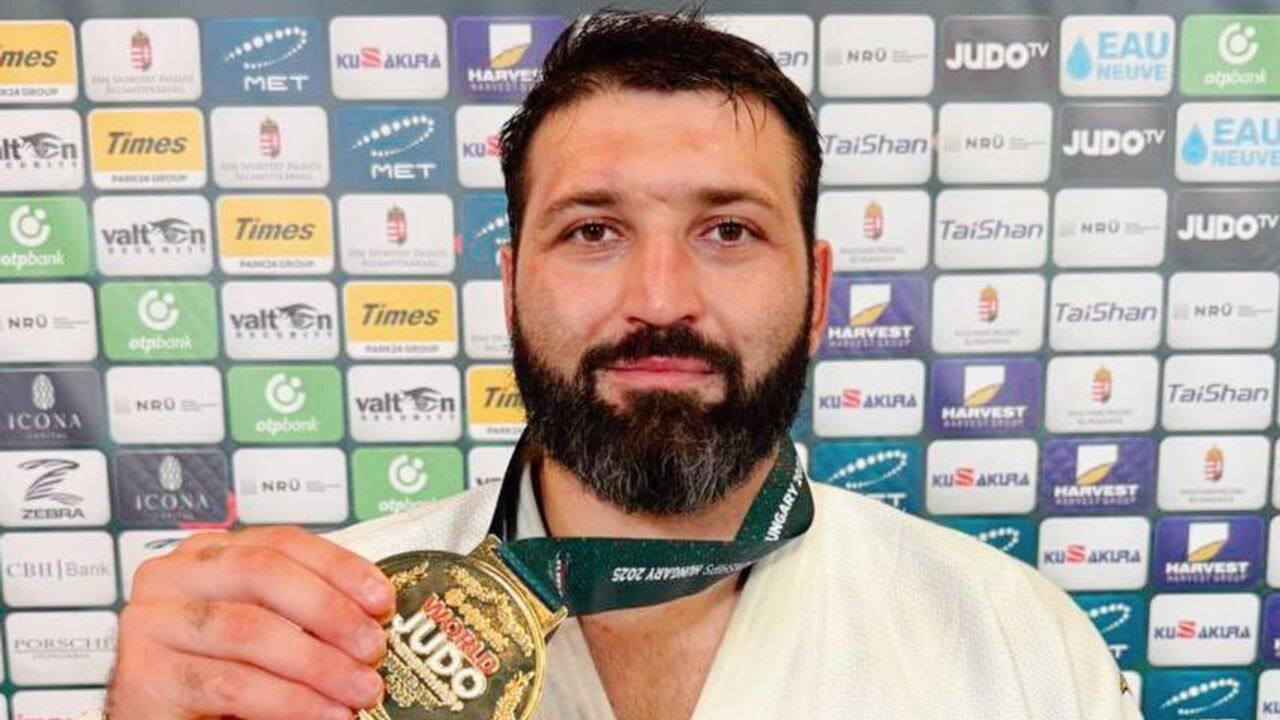 Сборная России показала лучший в своей истории результат на чемпионате мира по дзюдо Турнир проходит в Будапеште. По итогам личного первенства россияне удостоены трех золотых медалей и двух бронзовых наград. Чемпионами мира стали Тимур Арбузов, Матвей Каниковский и Инал Тасоев. Бронзу завоевали Аюб Блиев и Арман Адамян. До этого высшим достижением российской сборной были три золотые медали на чемпионате мира 2001 года. Состязания завершатся 20 июня командным первенством. Граждане РФ могут участвовать в соревнованиях только в качестве индивидуальных нейтральных спортсменов. Фото: Федерация дзюдо России Вечерний Санкт-Петербург
