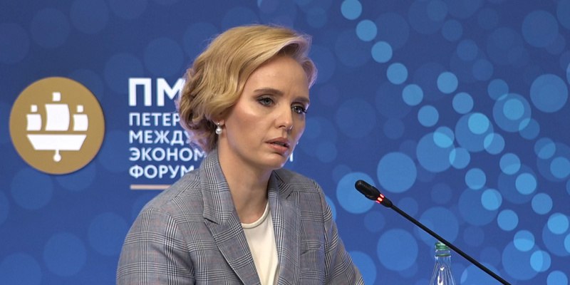 Старшая дочь Путина провела одну из сессий на ПМЭФ, а завтра здесь выступит отец В Петербурге начался второй день ПМЭФ, который обещает быть таким же насыщенным. Крупнейший деловой форум в стране собрал и множество звезд. Так, модератором одной из сессий стала старшая дочь Путина – Мария Воронцова. Впрочем, СМИ делают поправку: это «предполагаемая дочь» президента. Глава государства оберегает свою семью от внимания прессы, и о его дочерях ходят лишь легенды. Воронцова – член президиума Российской ассоциации содействия науке. На ПМЭФ она рассказала о достижениях нейротехнологий, отметив, что прогресс поможет улучшить функции мозга и оздоровить человеческий организм. Но есть свои «но». «Меня волнует, насколько отупеют дети, если ребенку дать возможность закачивать информацию в голову. Мы воочию видим апатию молодого поколения, перегруженного цифровым контентом. Студенты недосыпают, отказываются от личного анализа», – подчеркнула проблему поколения Воронцова. А завтра на ПМЭФ выступит уже и сам Владимир Путин. Кстати, ранее президент России впервые упомянул о своей внучке, отметив, что девочка свободно общается на китайском языке со своей воспитательницей из Пекина. #Питер #Ньюс #ПМЭФ #Дочь #Путина Piter News 24 - Подписаться