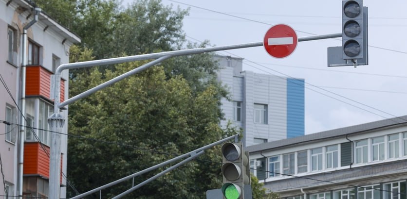 Еще 10 светофоров в 2025 году заменят на «интеллектуальные» в Нижнем Новгороде Обновят светофорные объекты на площадях Лядова и Киселева, улицах Красносельской, дублере Красносельской, Студенческой, Барминской и Одесской. «Модернизация включает не только полную замену оборудования, но и подключение светофоров к интеллектуальной транспортной системе ИТС . Это позволит динамически управлять потоками транспорта, сокращая заторы и повышая пропускную способность дорог», - рассказал ведущий инженер МКУ «Центр организации дорожного движения» Дмитрий Мацкевич. Прислать новость