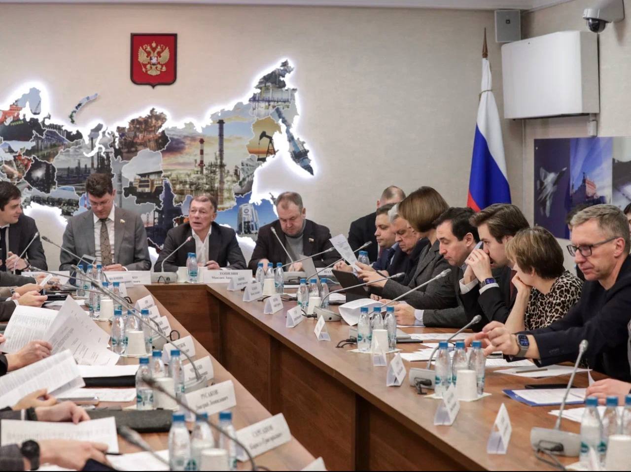 Провели первое заседание Экспертного совета по по развитию платформенной экономики при комитете Государственной Думы по экономической политике Главной темой обсуждения стали наиболее актуальные вопросы законодательного регулирования деятельности цифровых посреднических платформ Нам важно обеспечить синергию развития традиционного ритейла и цифровых платформ Крайне важно не допустить серьезного ухудшения положения ни одной из сторон Отдельно хочу отметить что цифровые посреднические платформы это безусловно достояние нашей экономики В мире сегодня насчитывается лишь 3 страны с крупными национальными посредническими платформами и Россия одна из них Их гармоничное развитие одна из составляющих новой экономики о которой говорит Президент По итогам было предложено организовать рабочие группы для обсуждения актуальных и сложных проблем по направлениям борьба с контрафактной продукцией платформенная занятость взаимодействие платформ и ритейла dbkravchenko