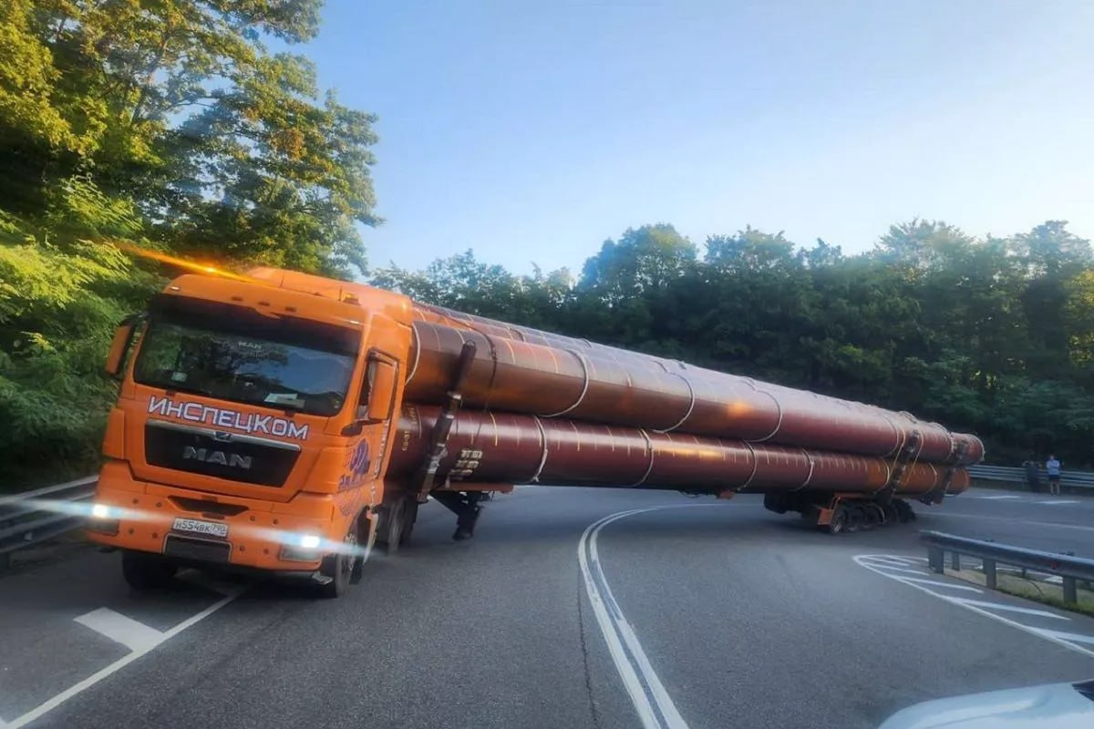 Большегруз заблокировал движение на трассе М-4 «Дон» в Геленджике. Автомобиль, перевозивший огромные трубы, не вошел в поворот на Михайловском перевале. В направлении Геленджика протяженность пробки составляет почти 7 километров. В сторону Архипо-Осиповки 3 километра. В настоящее время ведутся работы по ликвидации последствий ДТП. Водителей просят временно воздержаться от поездок через данный участок. Задействованы 4 экипажа ДПС, транспорт направляется в объезд через Краснодар.