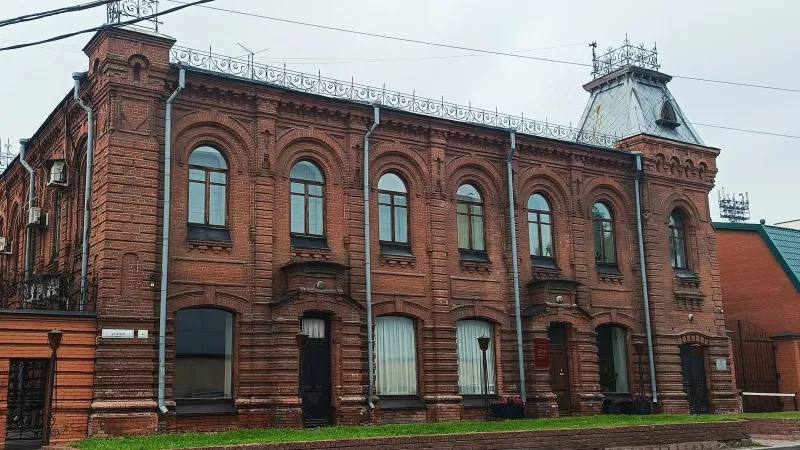 ТОЛК новости Барнаула Алтайского края и Республики Алтай Проект капремонта дома Полякова в Барнауле не получил одобрения экспертов Госэкспертиза Алтайского края не одобрила сметную документацию проекта капитального ремонта комплекса зданий на улице Гоголя 44 включая исторический дом Полякова Разработчиком выступила компания Электрон Проект Ремонт планировался для дома Полякова ныне Дом народов Алтайского края его пристройки и административно хозяйственного здания на Гоголя 44Б Стоимость разработки документации составила 931 тысячу рублей ТОЛК ТОЛК в подробнее на канале ТОЛК новости Барнаула Алтайского края и Республики Алтай