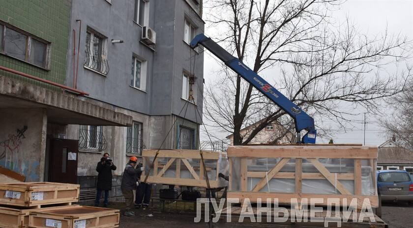 Специалисты Щербинского лифтостроительного завода в текущем году заменят 21 подъемник в шести многоквартирных домах Алчевска. Об этом сообщил начальник отдела реализации мероприятий по капитальному ремонту Минстроя ЛНР Максим Анфилов.  «В 2024 году в Алчевске было заменено и введено в эксплуатацию 90 лифтов. На этом мы не останавливаемся. В 2025 году запланирована замена 21 лифта в шести многоквартирных домах»  Фото: Луганьмедиа