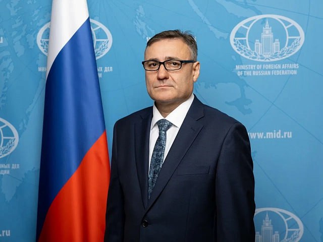 НовыеНазначения Указом Президента Российской Федерации от 11 сентября 2025 года 639 Космодемьянский Александр Владиславович назначен Чрезвычайным и Полномочным Послом Российской Федерации в Республике Южный Судан На дипломатической службе с 2013 года Работал на различных должностях в центральном аппарате Министерства иностранных дел Российской Федерации и за рубежом В 2017 2020 годах первый секретарь советник Посольства Российской Федерации в Королевстве Нидерландов В 2020 2022 годах советник посланник Посольства Российской Федерации в Республике Северной Македонии В 2022 2025 годах начальник отдела в Департаменте по многостороннему гуманитарному сотрудничеству и культурным связям Министерства иностранных дел России РоссияЮжныйСудан